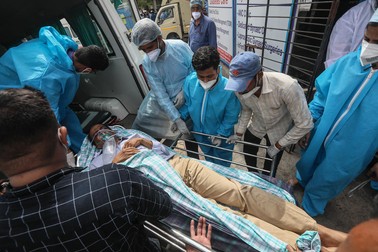 În India, oamenii nu mai loc în spitale. Foto: epa