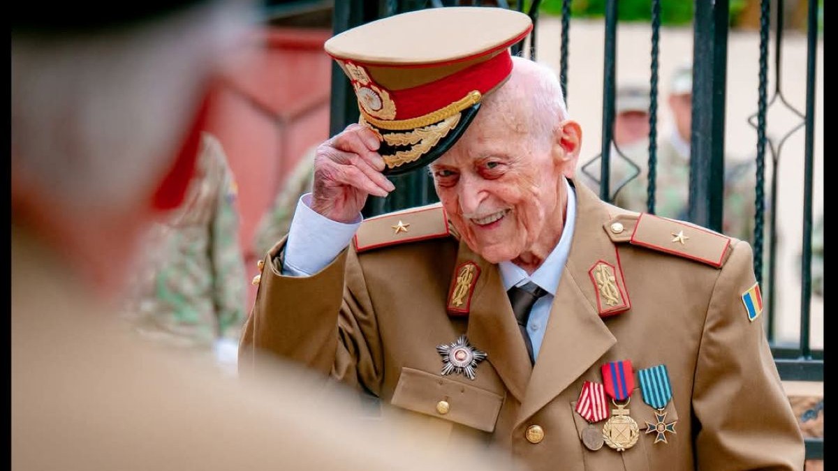 Gheorghe Prunduș îmbrăcat în uniformă militară și cu zâmbetul pe buze