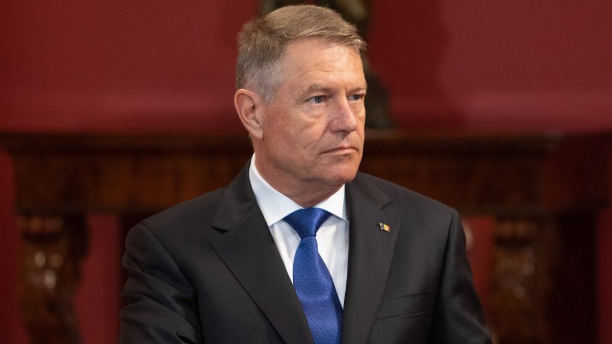 VIDEO Klaus Iohannis a ajuns la Spitalul Floreasca. Președintele vorbește cu medicii și răniții din exploziile de la Crevedia