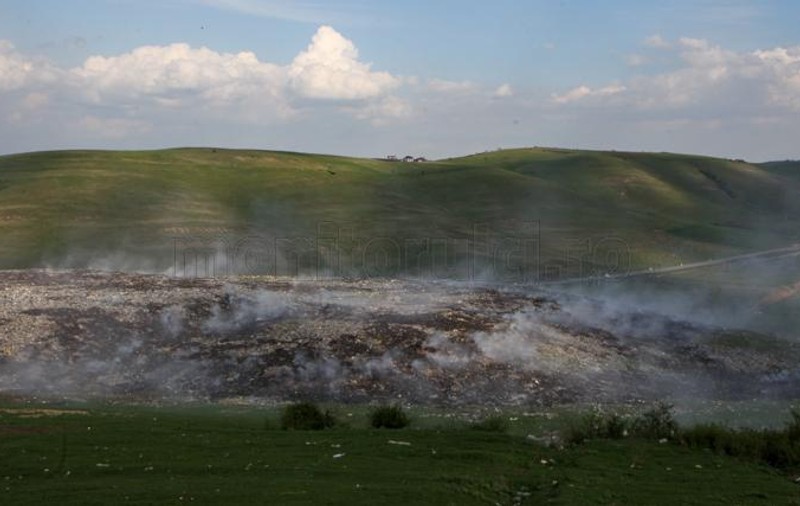 Vechea groapă de gunoi de la marginea Clujului arde de câteva zile