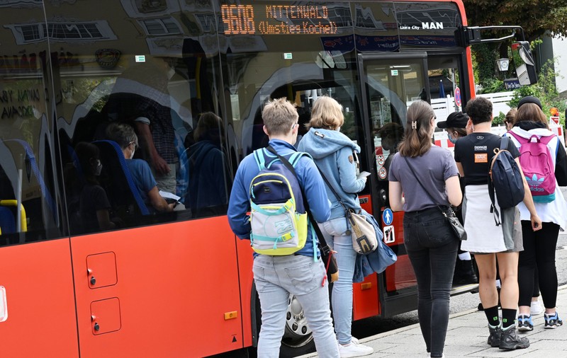 Primele mașini fără șofer destinate transportului public local, testate în Germania