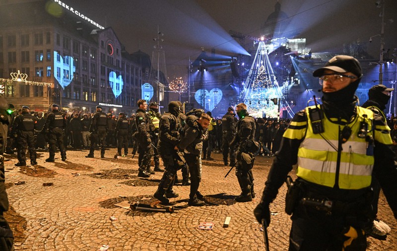 63 de arestări la Bruxelles, polițiști și angajați ai ambulanței au fost atacați cu artificii și cocktailuri Molotov. Echipa SWAT a împușcat un tânăr înarmat, la Utrecht