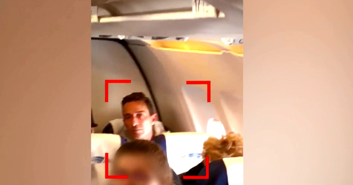 Primele imagini cu Radu Mazăre în avionul care îl aduce în România