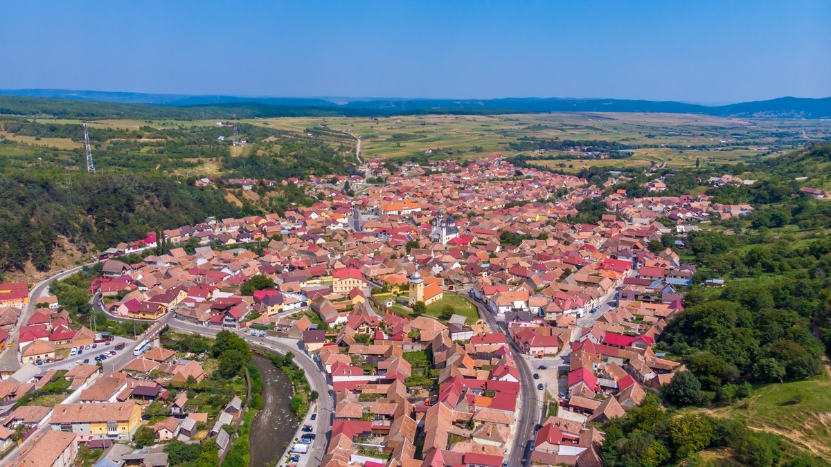 Satul Sadu din județul Sibiu: imagine de sus cu mai multe case
