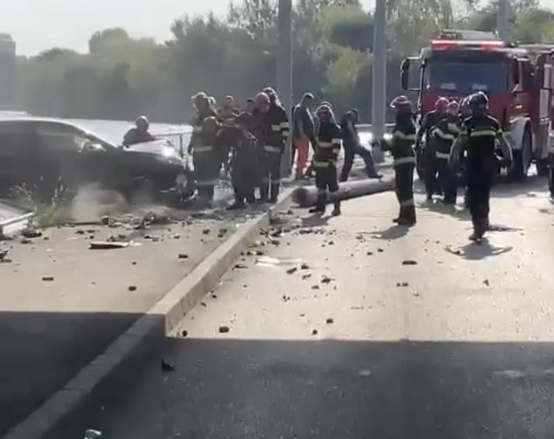 Accident în București, produs de un copil de 13 ani. A furat o mașină, a lovit un stâlp și a rămas suspendat deasupra lacului Străulești