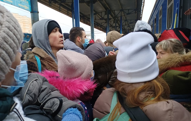 EXCLUSIV. Filmări cu oamenii luptând să urce în trenurile ce pleacă din estul Ucrainei. Studenții străini sunt tratați rău, transmite corespondentul Libertății