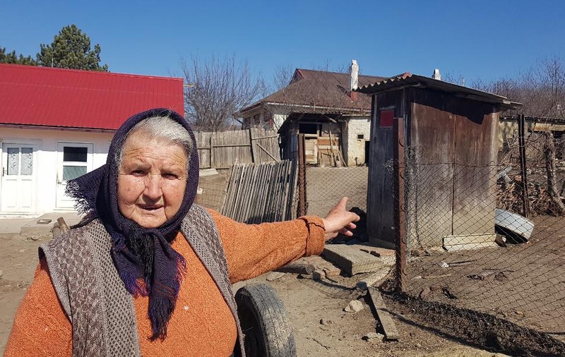 Satele românești sunt la distanță de câteva sute de lei de civilizație. Țăranii nu-și permit să renunțe la WC-ul din fundul curții. „Canalizare? E pentru cei cu bani, cu putere…”
