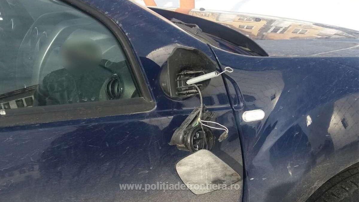 Polițiști stropiți cu benzină și amenințați cu toporul în Maramureș