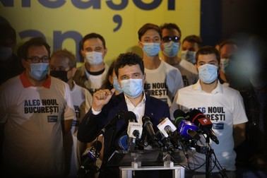 Nicușor Dan, surprins în timp ce susținea discursul victoriei