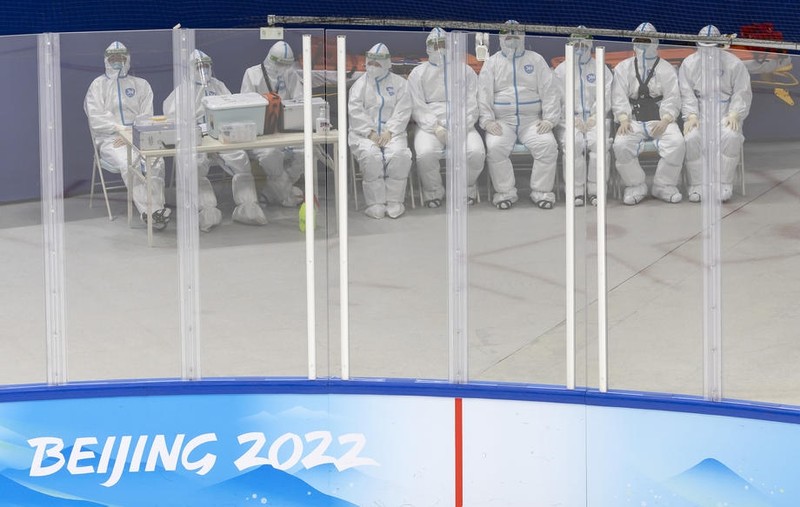 Asistenți medicali, pe patinoar, la meciul Finalnda - SUA, din turneul feminin de hochei pe gheață | Foto: EPA