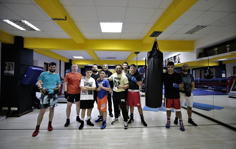 Fight Club de Pipera! Într-o sală din nordul Capitalei, un fost boxer învață mai mulți copii să devină campioni, iar pe corporatiști - să se apere: „Aici ei sunt familia mea”