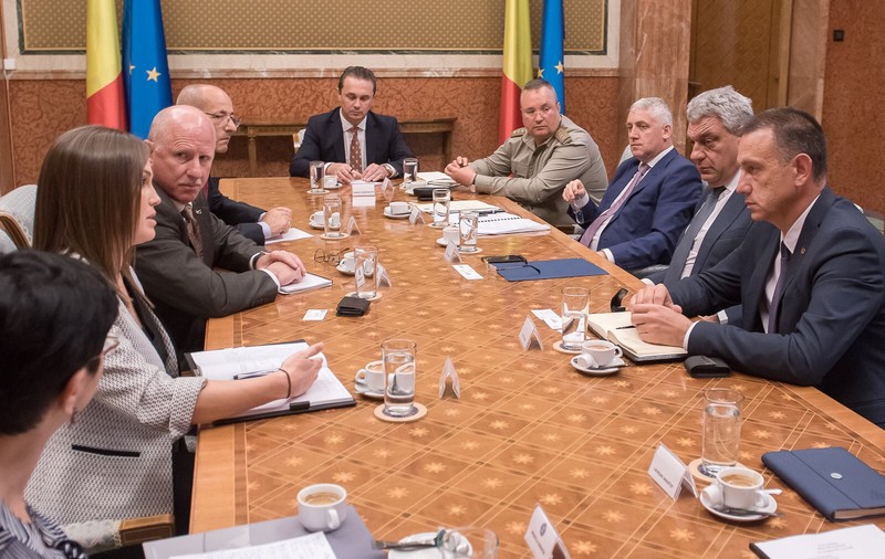 Discuții la Guvern cu reprezentanții Bell Helicopter. România va cumpăra elicoptere de atac, care ar putea fi fabricate în țară