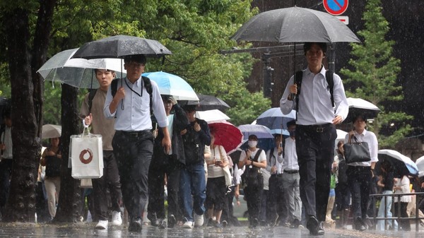 Locuitorii capitalei japoneze Tokyo se confruntă cu o situație meteorologică fără precedent: 35 de zile consecutive de ploi, un record absolut de la începutul măsurătorilor în 1886