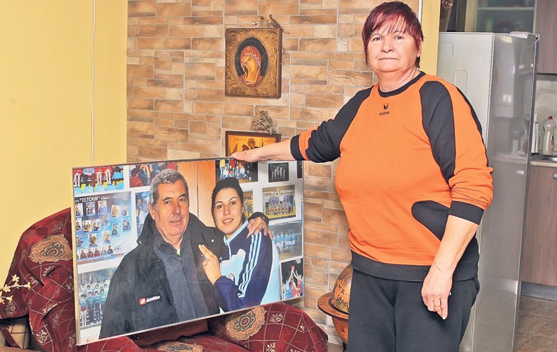 Blestem! Mariana Manea e disperată: soţul ei, fost fotbalist, decedat, are de luat 6.000 € de la Sportul, fata - handbalistă, e neplătită de trei luni