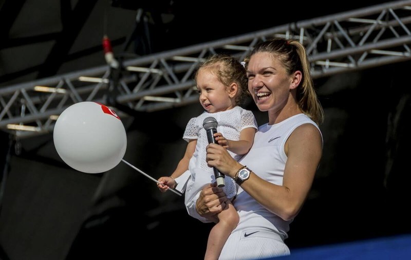 Simona Halep a adus trofeul de la Wimbledon în orașul natal. Promisiunea campioanei, în fața a mii de oameni