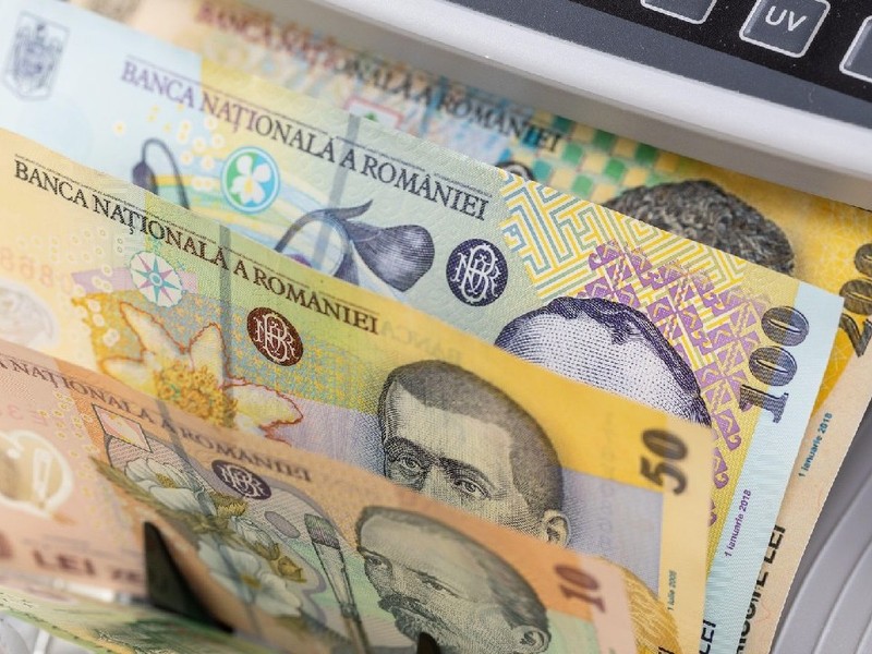 Bancnote românești în aparatul de numărat bani