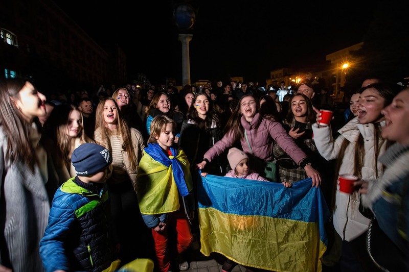 Printre cei ieșiți pe străzile Kievului să celebreze eliberarea Hersonului s-au aflat mulți tineri și copii. | Foto: Profimedia