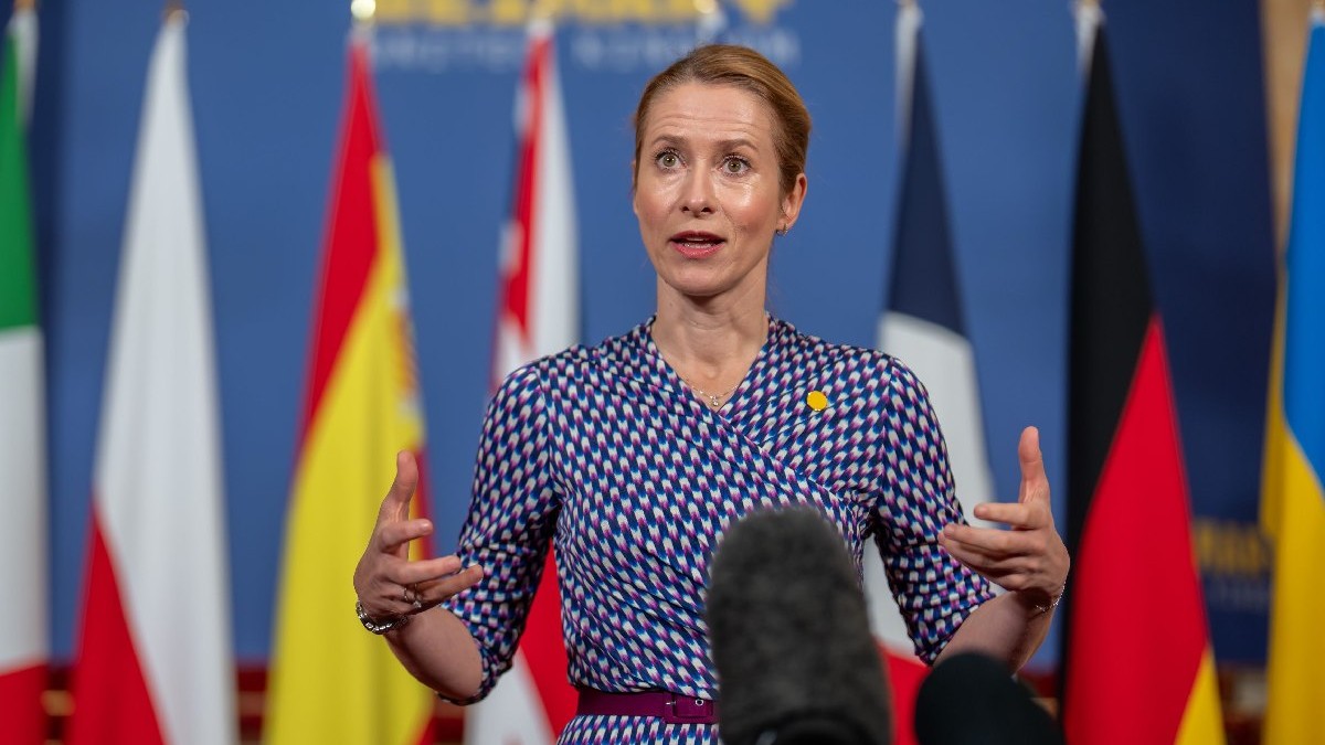 Kaja Kallas, Înaltul Reprezentant al Uniunii Europene pentru afaceri externe, se adresează participanților la conferința Grupului Weimar+ privind războiul din Ucraina. Este imbracata intr-o rochie albastra cu alb si vorbește in fata unui microfon