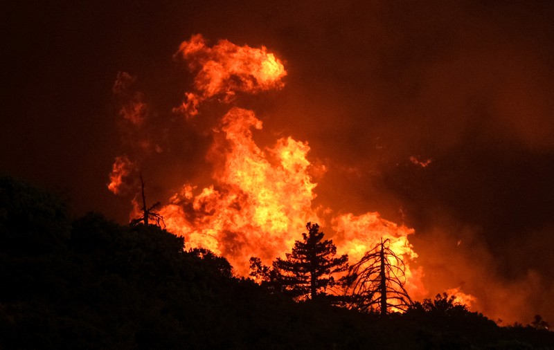 VIDEO | Tornadă de foc în apropiere de Los Angeles. Oamenii din mai multe zone, evacuați