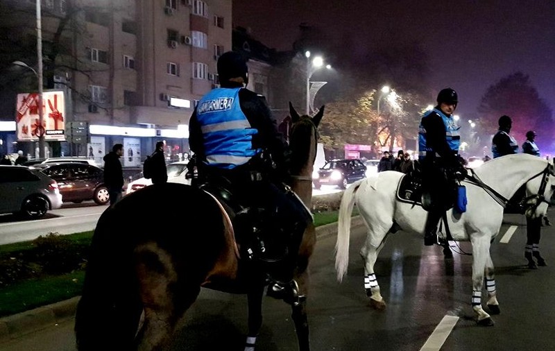 ”Dar cu caii ce-aţi avut?” Jandarmeria Română caută protestatarii care au lovit caii VIDEO