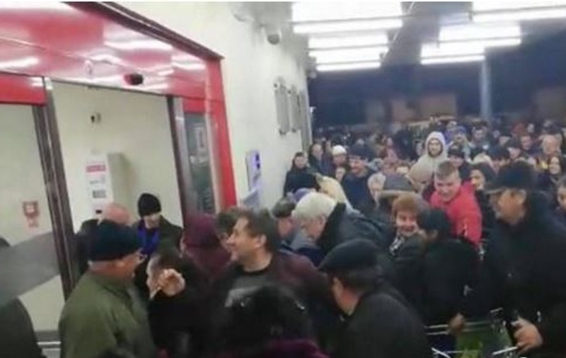 VIDEO / Îmbulzeală la deschiderea unui supermarket din Baia Mare. Clienții au fost atrași de reducerile oferite