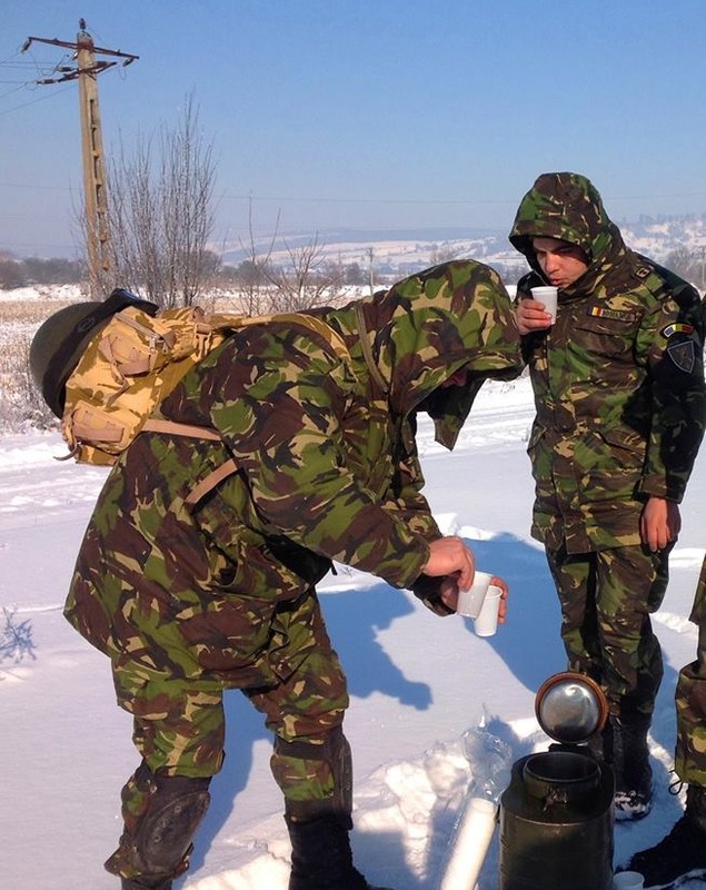 Viaţă de militar la - 20 de grade! Vânătorii de munte ne învaţă cum să ne construim propriul „hotel de gheaţă”