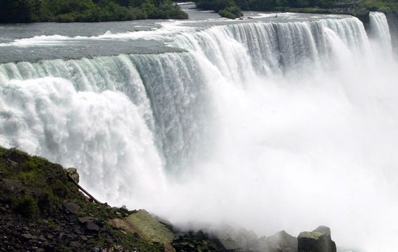A supravieţuit miraculos după ce s-a aruncat în Niagara
