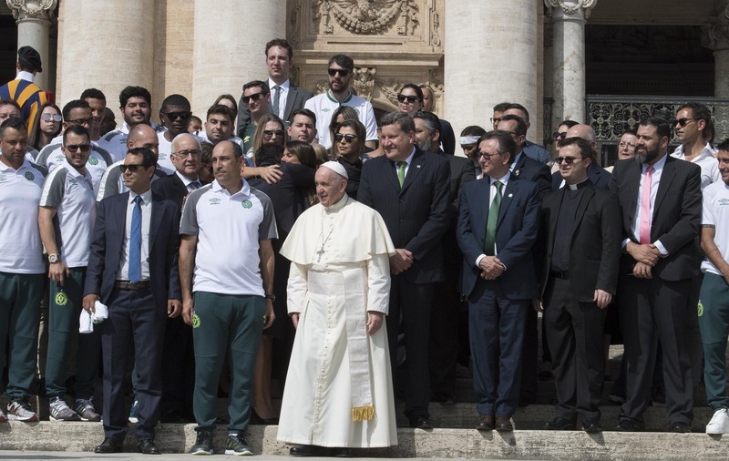 Jucătorii lui Chapecoense, primiți la Vatican de Papa Francisc / FOTO