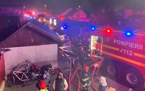 Incendiu deosebit de puternic, pe 500 de metri pătrați, în Turda: 21 de familii au rămas pe drumuri