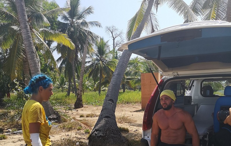 Dorian Popa le face cadouri vecinilor săi din ”Ultimul Trib”, înainte de a pleca din Madagascar | FOTO