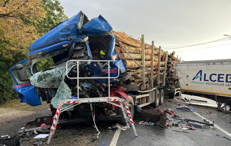 Șofer de TIR filmat blocat în cabina distrusă de impactul violent cu alt camion, pe o șosea din Galați