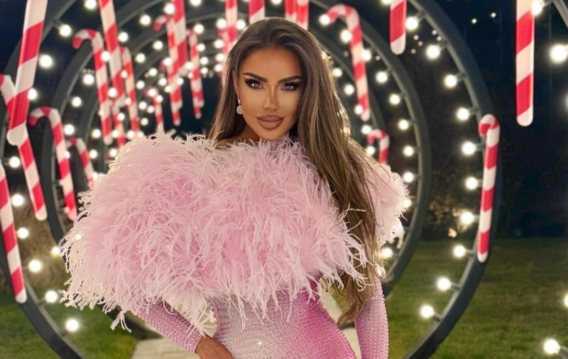 Bianca Drăgușanu, parada modei de Revelion. A apărut la restaurantul lui Gabi Bădălău într-o rochie roz, apoi s-a schimbat în una albă