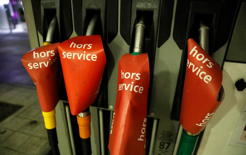 Franța dă asigurări că nu va raționaliza benzina pentru șoferi ca răspuns la problemele de aprovizionare cauzate de greve