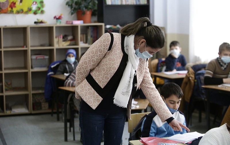 Ministrul Educației: Școlile care au toți angajații vaccinați pot solicita redeschiderea totală