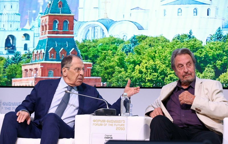 Tatăl lui Elon Musk face propagandă pentru Putin la un forum organizat de Dughin: „Este un om impresionant, vreau să învăț de la el”