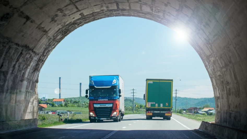 Două camioane pe o strada