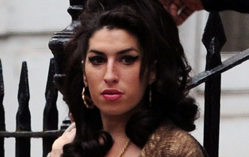 Amy Winehouse face curat numai în chiloţi
