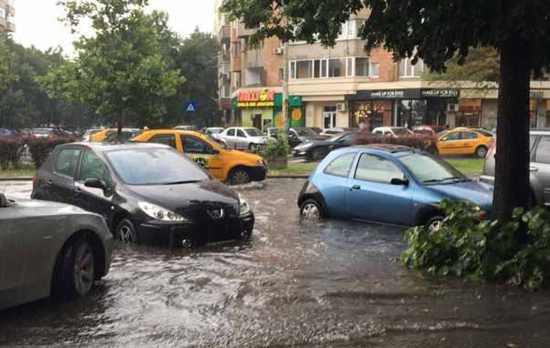 VIDEO | Inundații în București, după o rupere de nori. Cele mai afectate zone