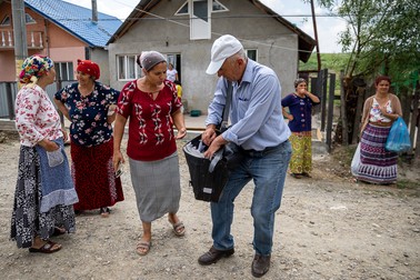 Costel poştaşul trece pe la toţi romii din Murgeni, săraci sau bogaţi