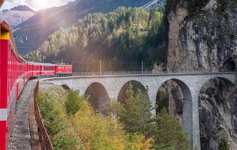 Trenulețul Roșu al Berninei, „cel mai lent expres din Europa”. Sursă foto: Getty Images.
