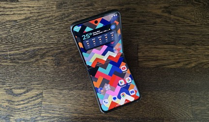 Motorola Razr 60 Ultra este un adevărat telefon vârf de gamă care vine în format pliabil „flip”. Foto: Claudiu Râpan / Libertatea