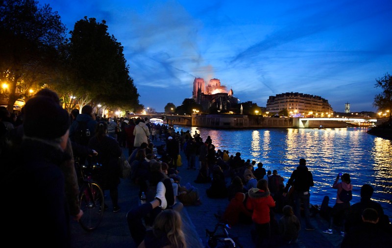 VIDEO | Tribut impresionant pentru Catedrala Notre-Dame, pe străzile din Paris. Momentul a fost filmat de un turist