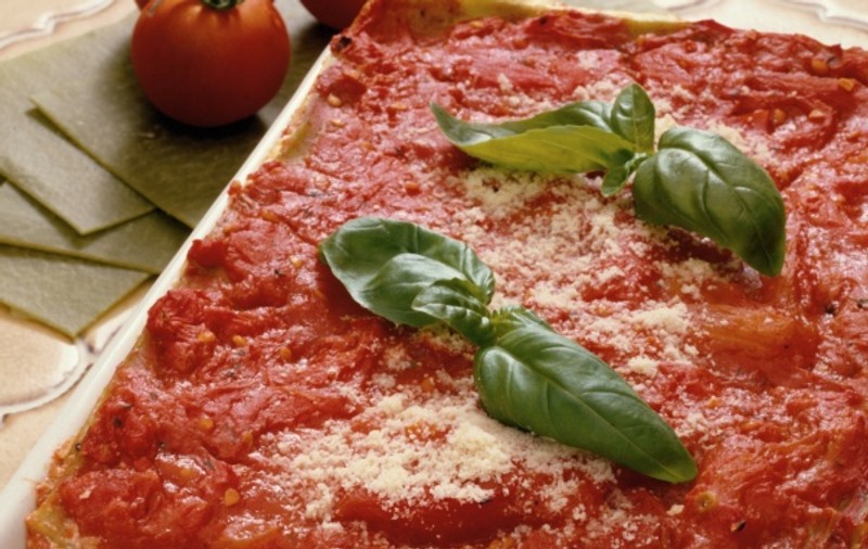 Reţetă: Lasagna cu roşii şi brânză