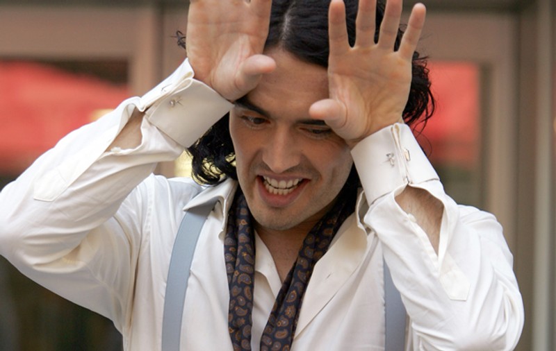 Russell Brand a fost arestat pentru că a agresat un fotograf