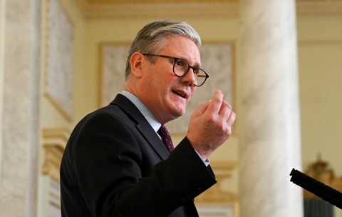Criză politică în Marea Britanie: Keir Starmer, contestat de propriul partid. I se cere demisia după eșecul electoral