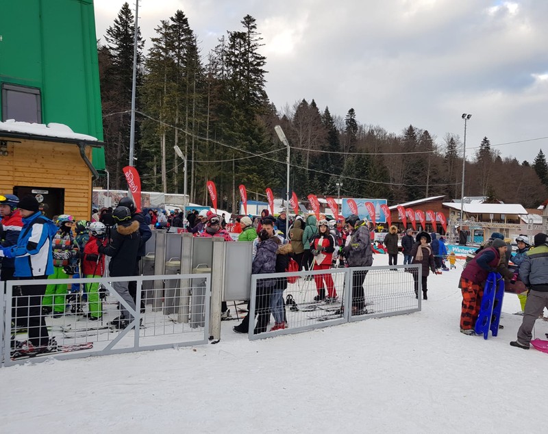 FOTO/ Pârtiile de pe Valea Prahovei au fost arhipline în primele zile ale noului an. La Azuga, încep taberele de schi pentru copii