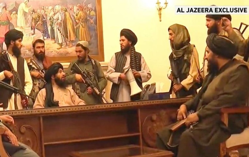 Talibanii au preluat puterea în Afganistan. Președintele a fugit „ca să evite o baie de sânge”