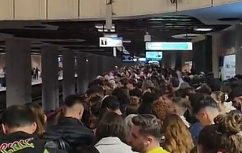 BREAKING NEWS Panică la metrou! Circulația este oprită după ce o femeie a leșinat  pe peron