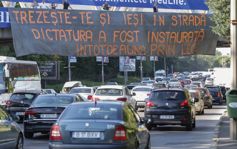 FOTO / Acţiuni împotriva OUG privind amnistia şi graţierea, în Capitală. Banner pe podul de la Fântâna Morița și incidente în Piața Victoriei