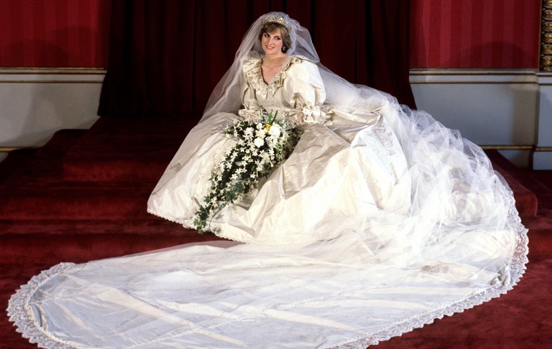 Rochia de mireasă a prințesei Diana, expusă la Palatul Kensington. Lady Di a purtat-o în 1981